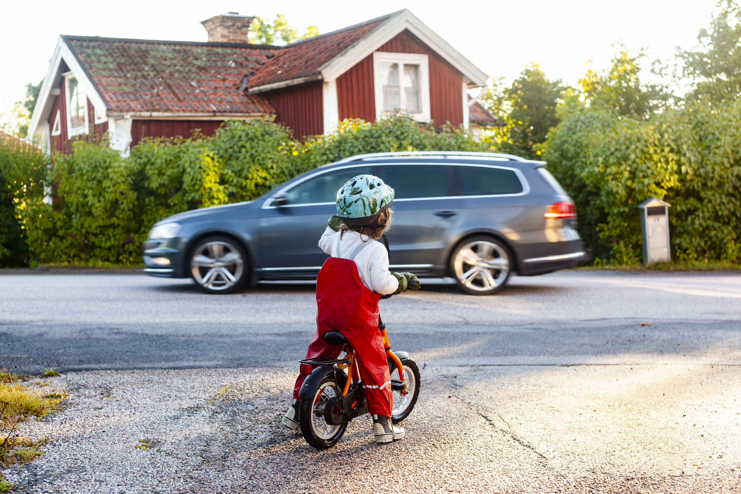 Barn på cykel vid vägkorsning