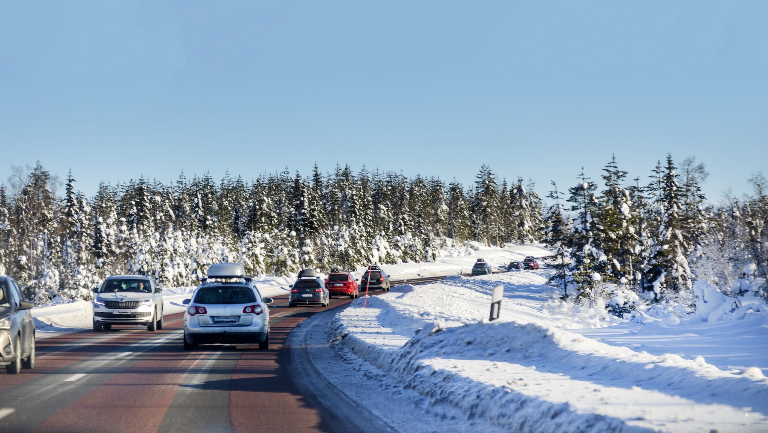 Bilar på väg i vintrigt landskap