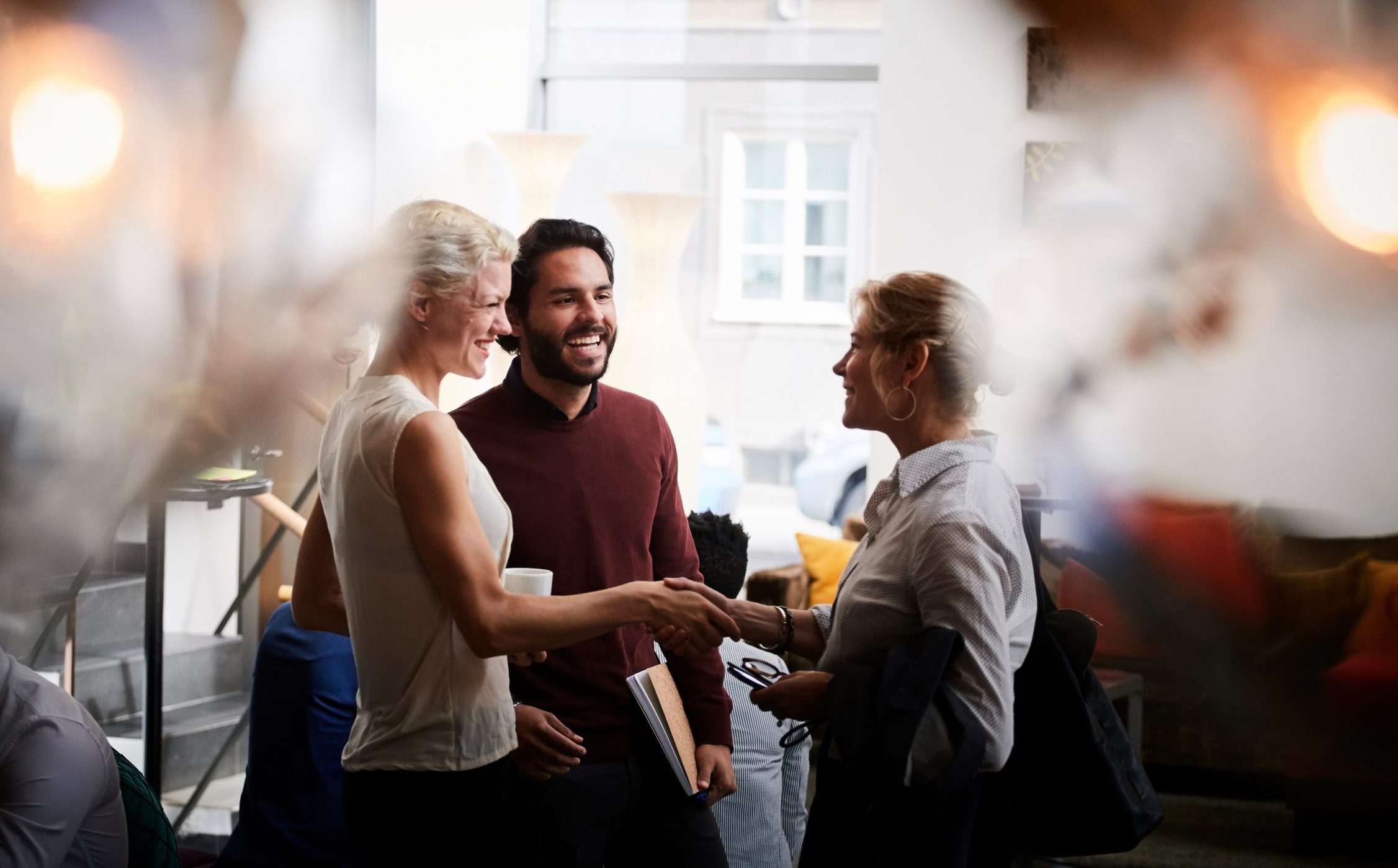 Tre personer står och pratar.