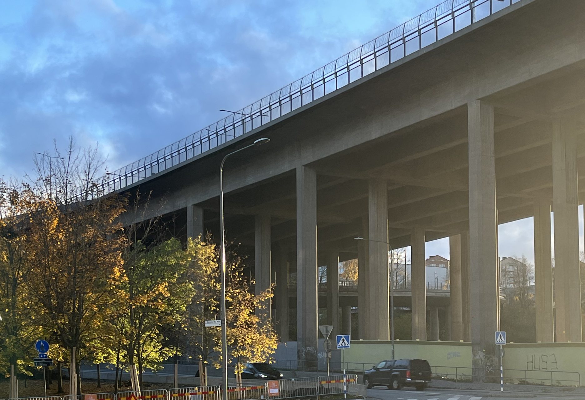 Bro samt väg med trafik.